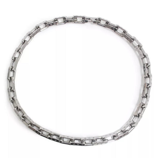 Pre-loved Authentic Louis Vuitton monogram necklace silver