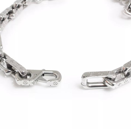 Pre-loved Authentic Louis Vuitton monogram necklace silver